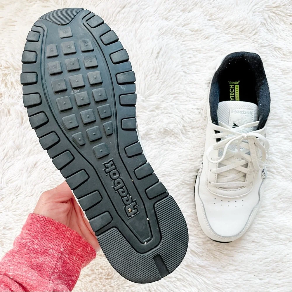 Classic Reebok Sneaker - Picture 3 of 5